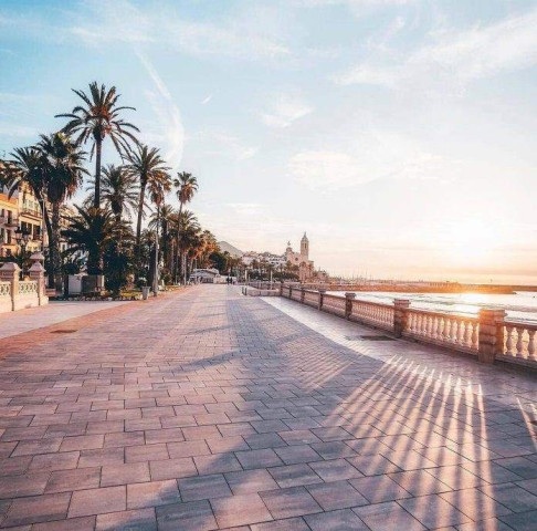 The Sitges boardwalk, photo via @goodthompson