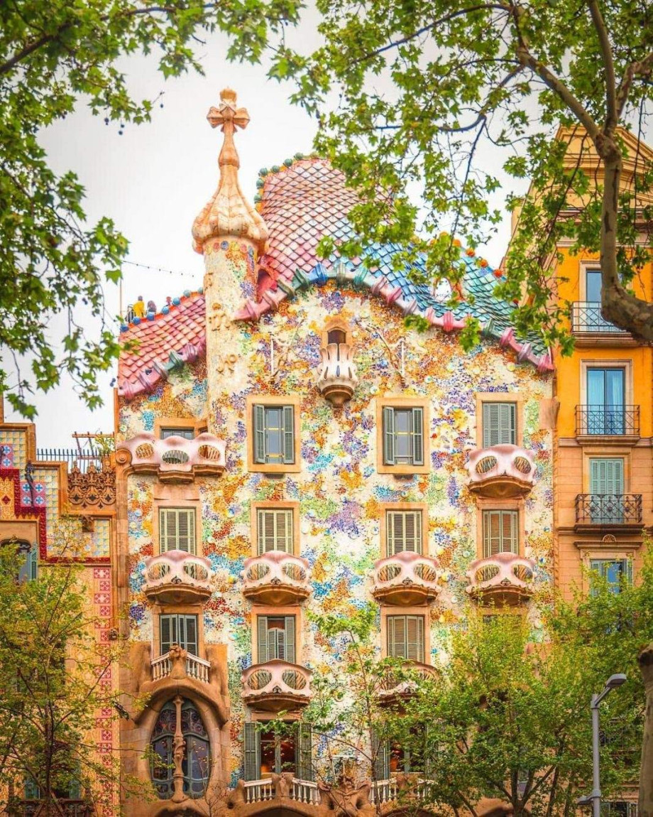 Beautiful picture of Antoni Gaudí's Casa Batlló.