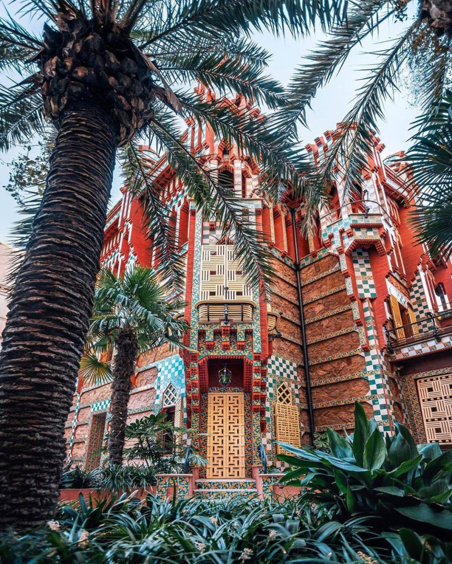 Image of Casa Vicens with palm tree in foreground.