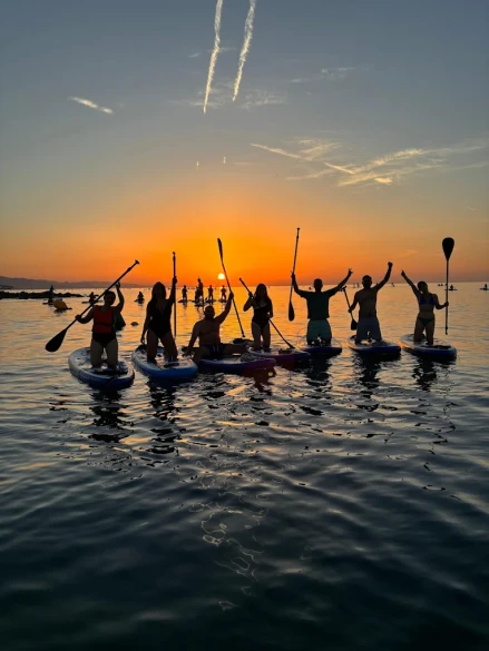 Clase de paddle surf al atardecer