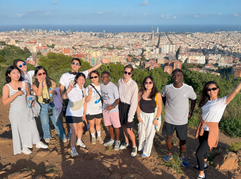 Fiesta al atardecer en Barcelona