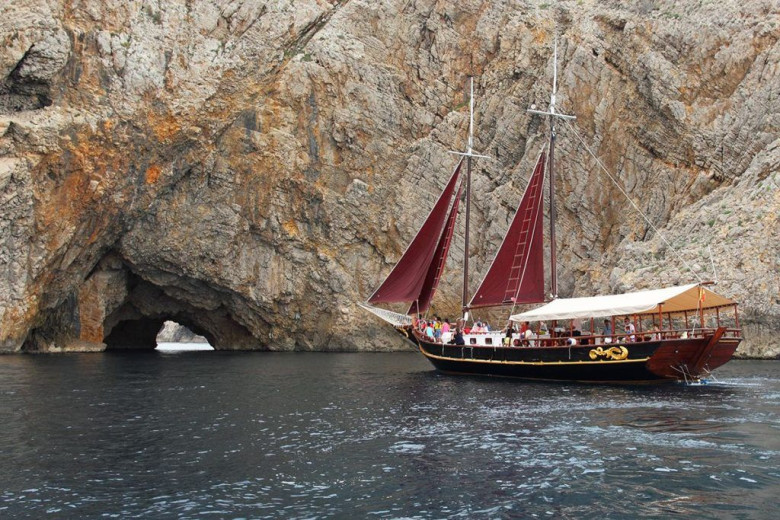 Estartit and Medes islands + pirate ship