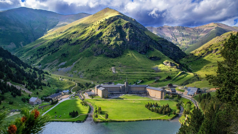 凯拉尔布斯（Queralbs）与努里亚山谷（Vall de Núria）