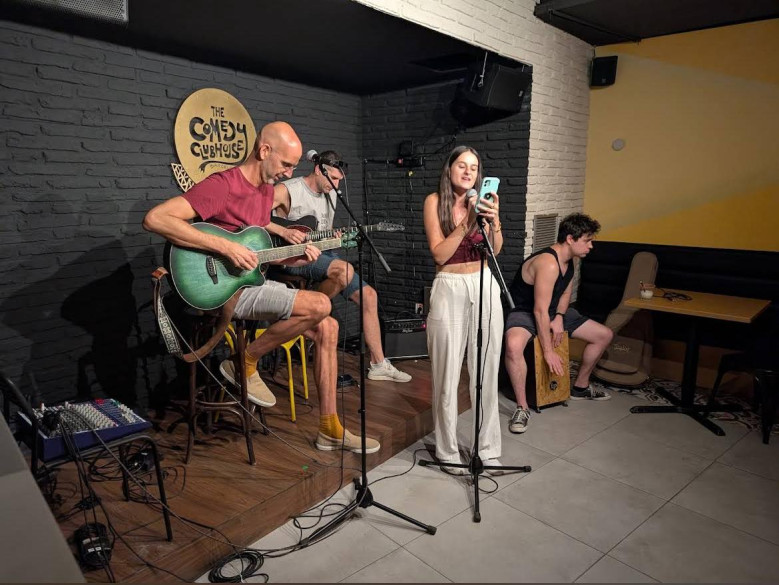 Anything Else? Noche de micrófono abierto.